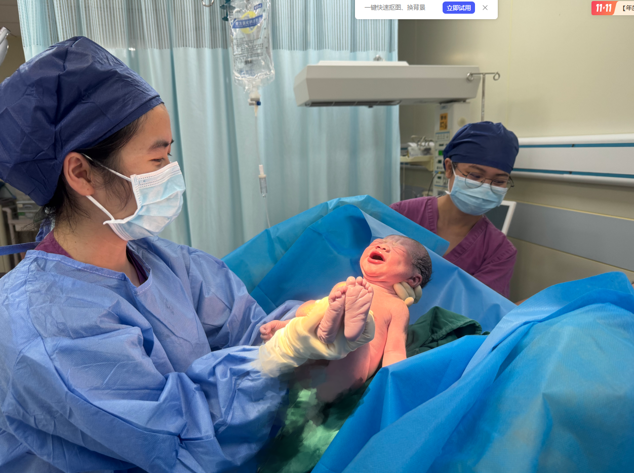 特写：暴风雨中那一声婴啼